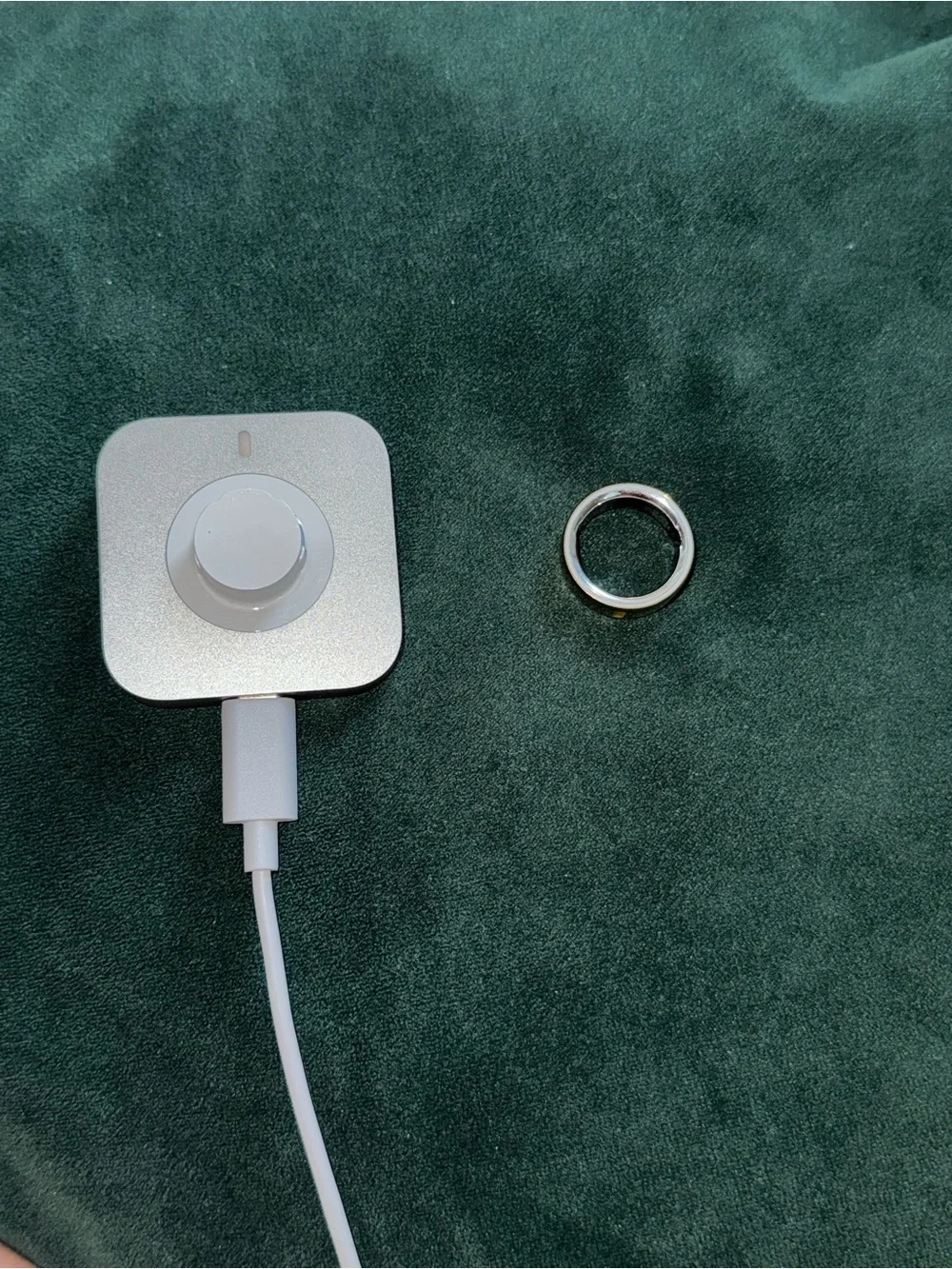 Oura Ring 4 – Gold – Size 8 – Charger Included